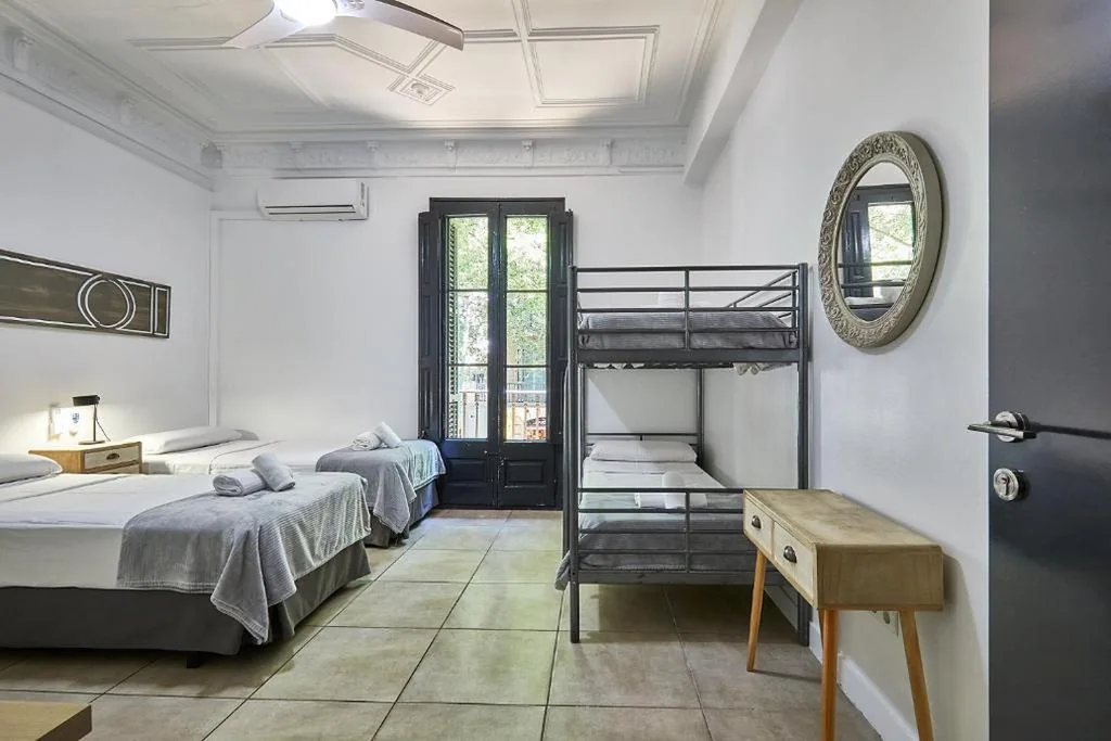 Quarto Quádruplo com casa de banho partilhada — Ella Hostel Gran Vía