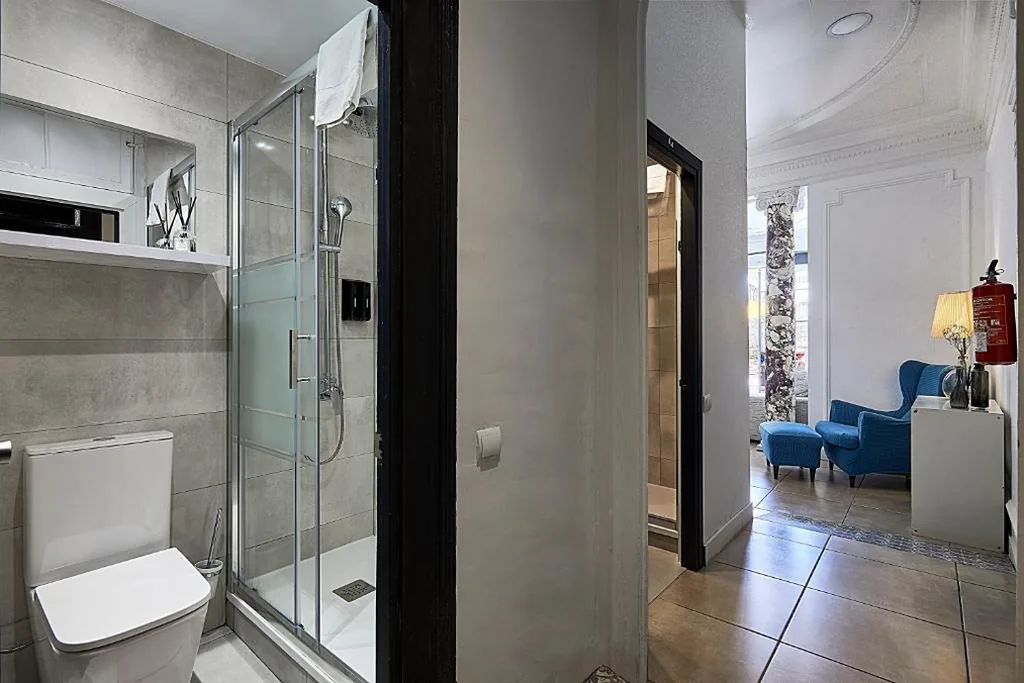 Quarto Standard com casa de banho partilhada - 2 camas — Ella Hostel Gran Vía
