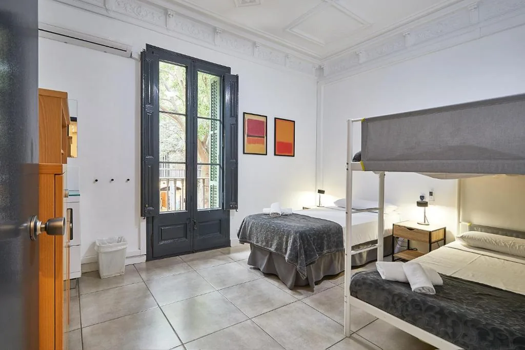 Quarto Triplo Básico com casa de banho partilhada — Ella Hostel Gran Vía
