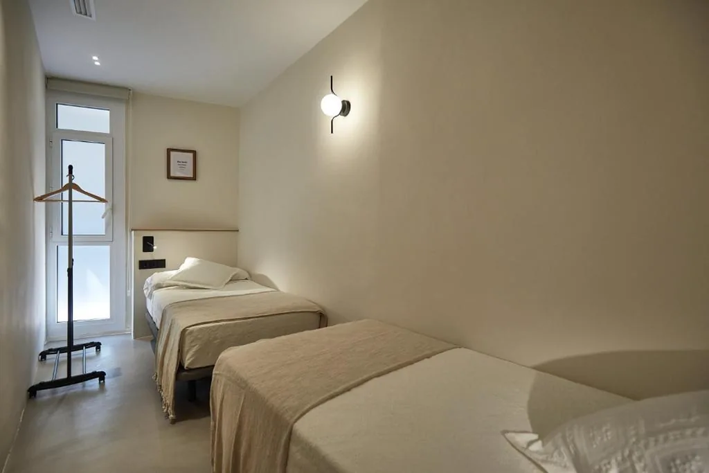 Habitación Doble con baño compartido - 2 camas — Ella Hostel Ramblas