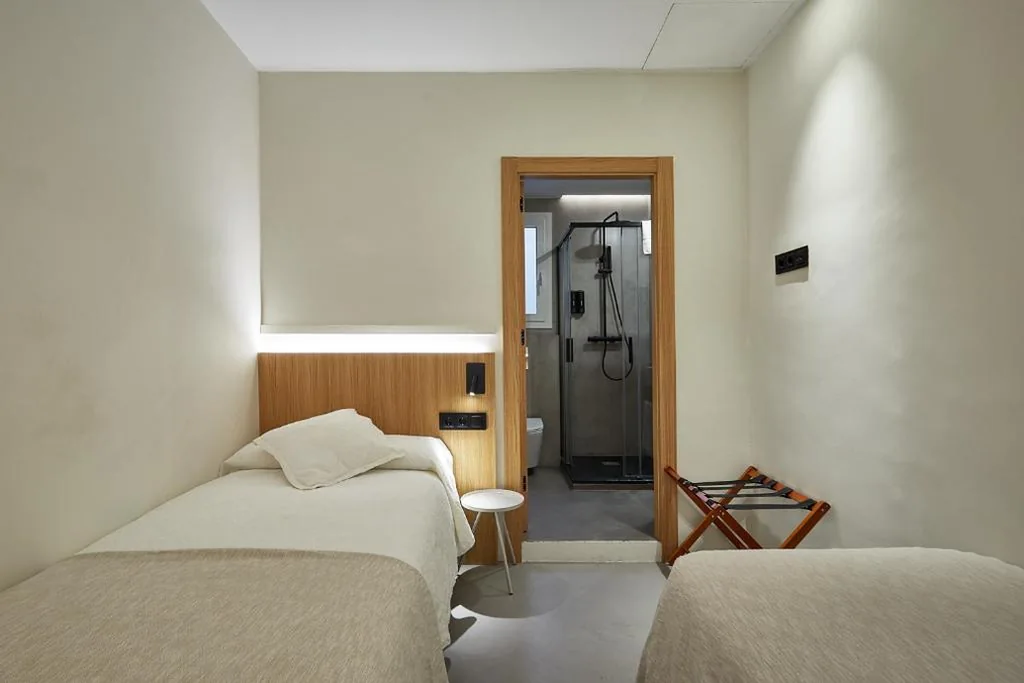 Habitación Doble con baño privado - 2 camas — Ella Hostel Ramblas
