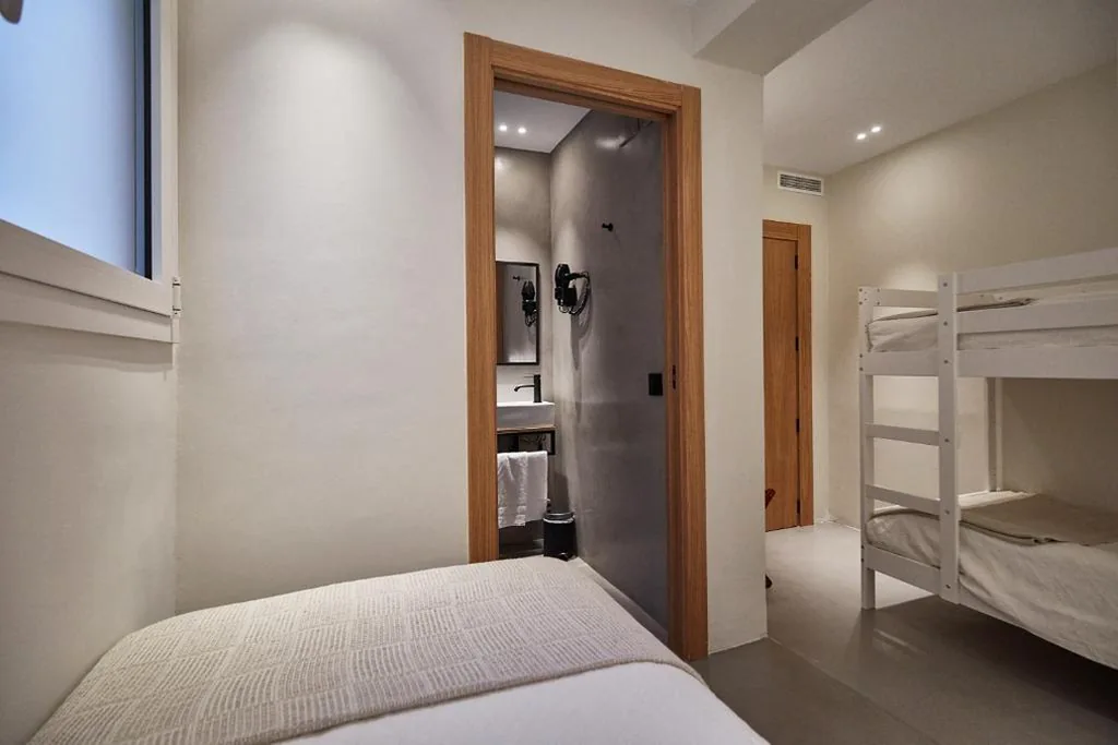 Habitación Triple con baño privado — Ella Hostel Ramblas
