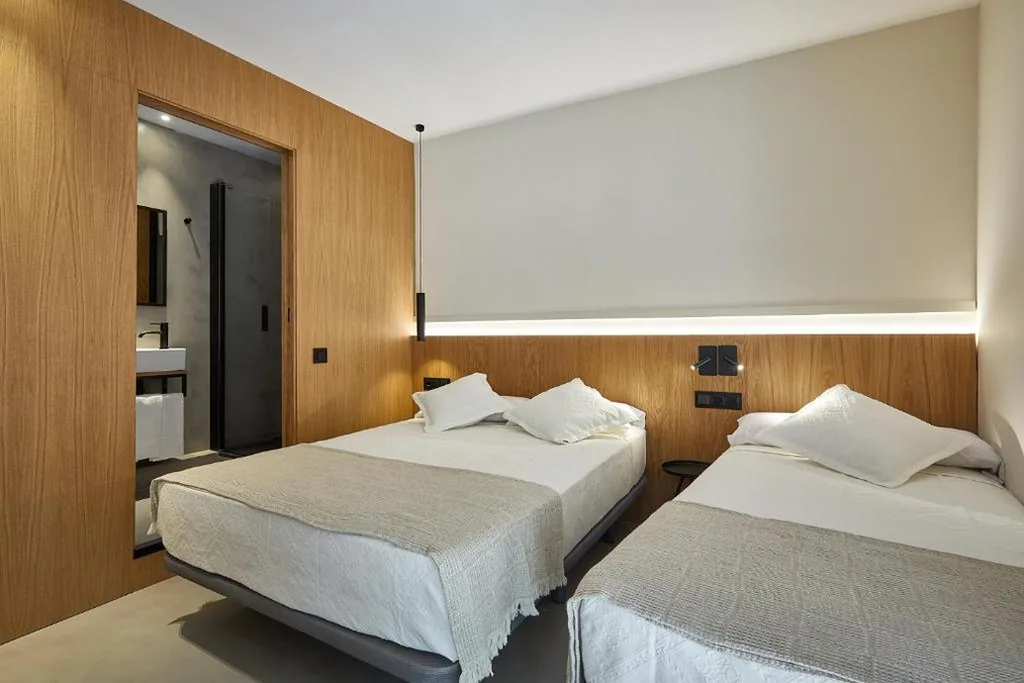 Habitación Triple Superior — Ella Hostel Ramblas