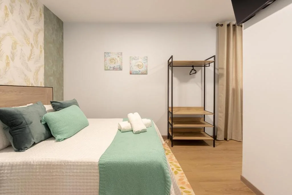 Vierbettzimmer mit eigenem Bad — Emarooms Boutique Laredo