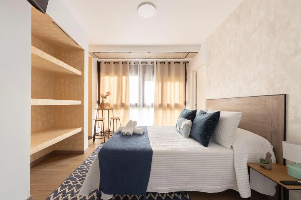 Vierbettzimmer mit eigenem Bad — Emarooms Boutique Laredo