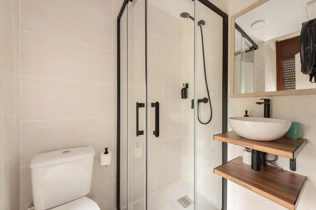 Doppelzimmer mit eigenem Bad – 2 Betten — Emarooms Boutique Laredo