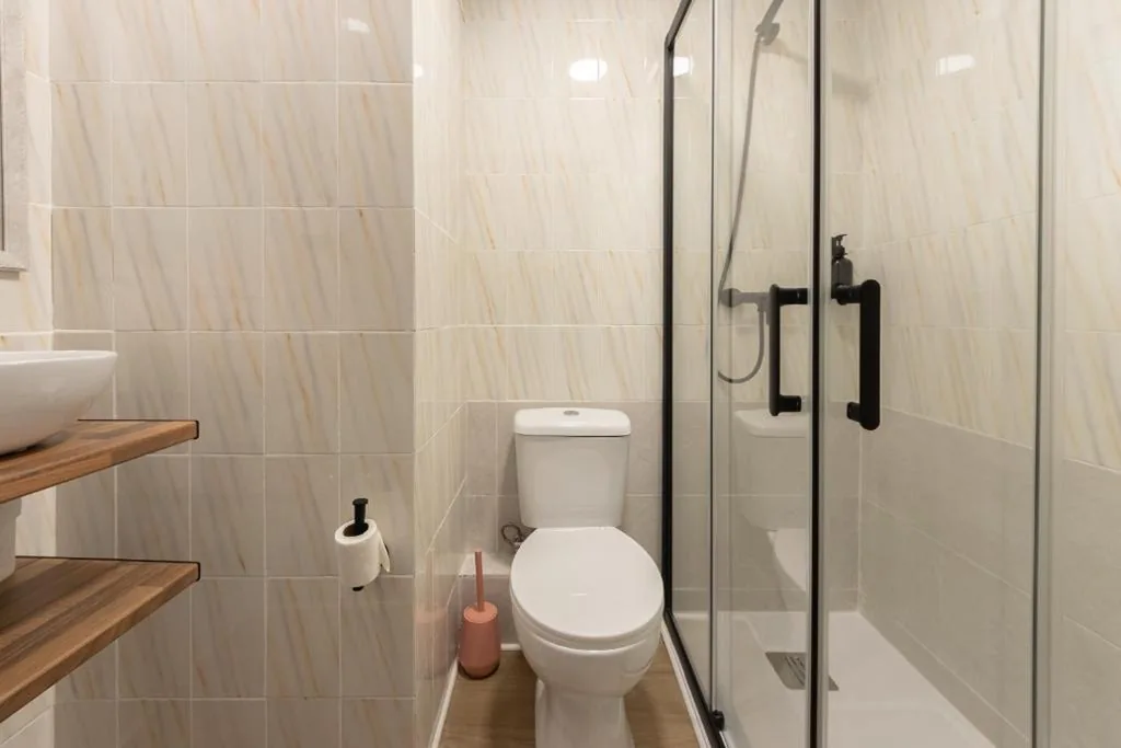 Doppelzimmer mit eigenem Bad — Emarooms Boutique Laredo