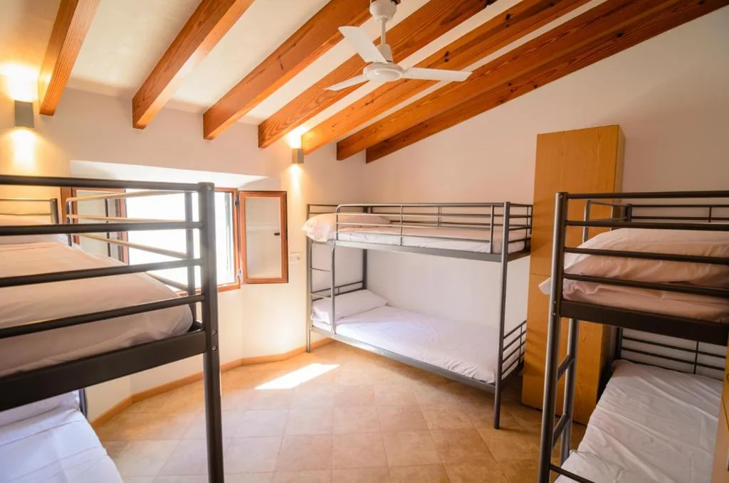 Schlafplatz im gemischten Schlafsaal mit 6 Betten — Embat - Hostel