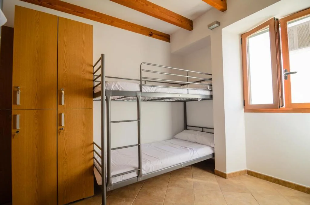 Vierbettzimmer mit Gemeinschaftsbad — Embat - Hostel