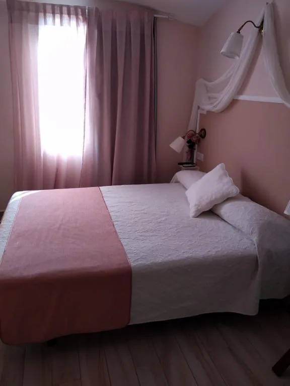 Zimmer mit extra großem Bett. — Emperador Augusto