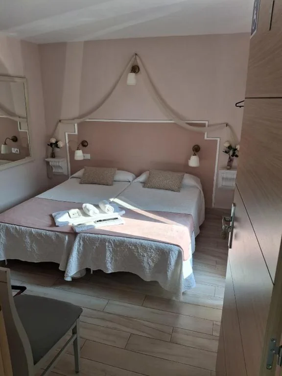 Doppelzimmer mit eigenem Bad – barrierefrei für Personen mit eingeschränkter Mobilität – 1 oder 2 Betten — Emperador Augusto