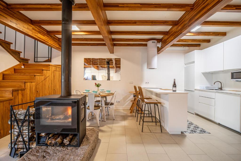 Encantadora Villa de Piedra con Jardín y Chimenea