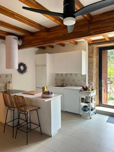 Encantadora Villa de Piedra con Jardín y Chimenea — foto 4