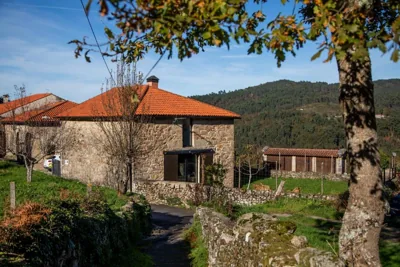 Encantadora Villa de Piedra con Jardín y Chimenea — foto 6