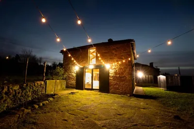 Encantadora Villa de Piedra con Jardín y Chimenea — foto 9
