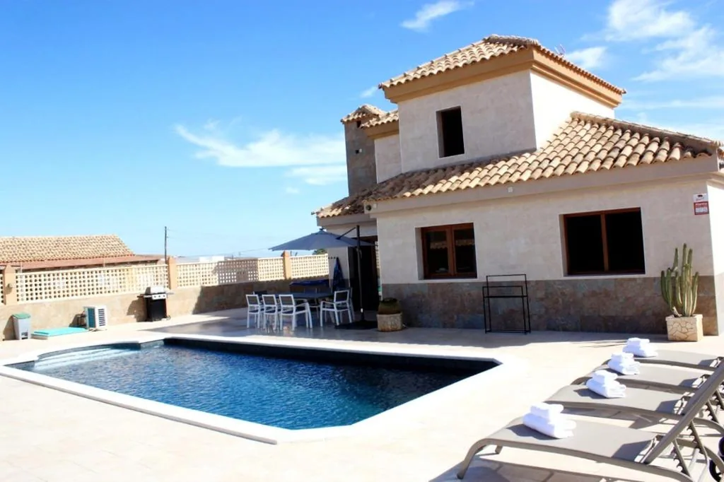 Villa Deluxe — ENJOY House with Large Pool & Jacuzzi
