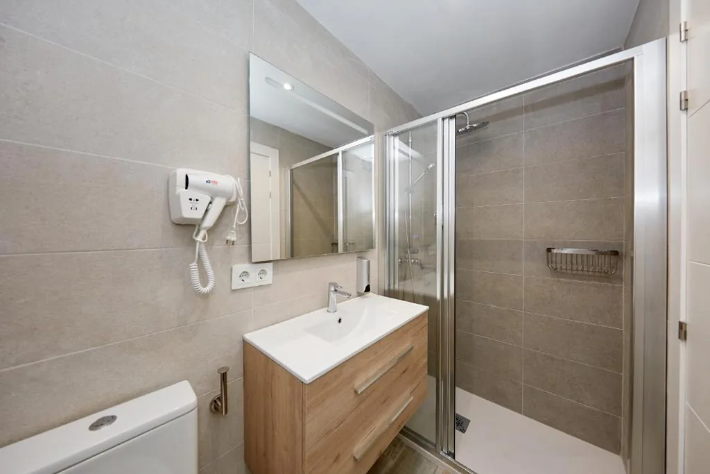 Habitación Individual con baño — Enmathi Alicante Benalua