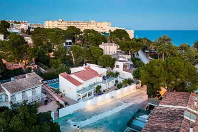 Entire Large Villa next to Award-winning beach — photo 7