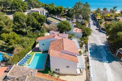 Entire Large Villa next to Award-winning beach — photo 10