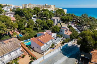 Entire Large Villa next to Award-winning beach — photo 12