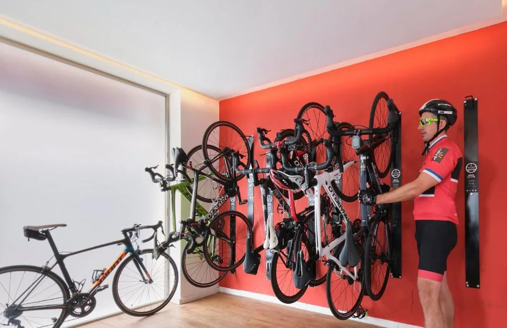 Pacchetto ciclismo - Camera doppia Premium con balcone e vista laterale sul mare - 2 letti — Eolo Affiliated by FERGUS