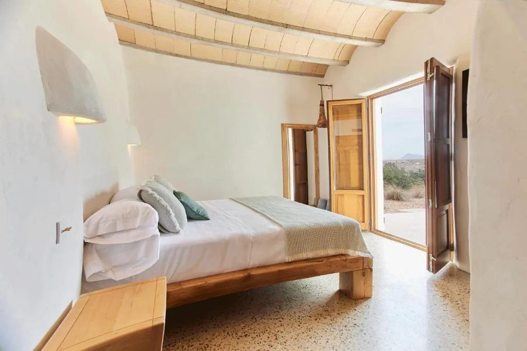 Habitación con cama extragrande y ducha a ras de suelo - Adaptada para personas con movilidad reducida — EQUILICUÁ