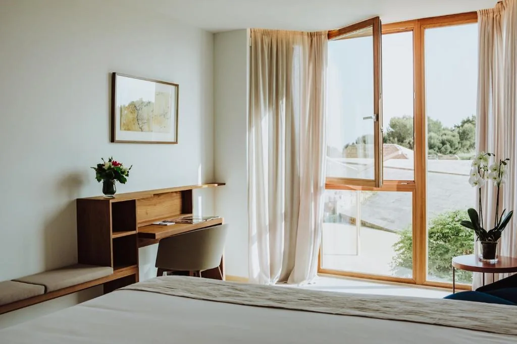 Habitación Doble Deluxe con vistas parciales al mar y acceso al spa — Es Princep - The Leading Hotels of the World