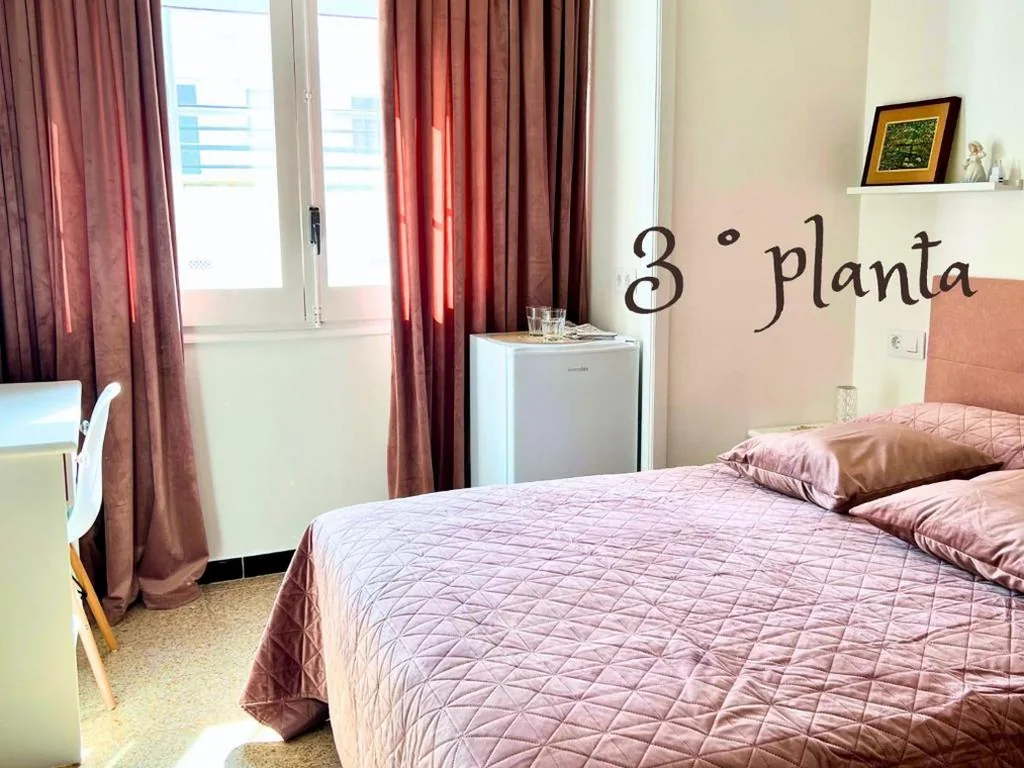 Zimmer mit großem Doppelbett — Escondite central con terraza compartida en la azotea