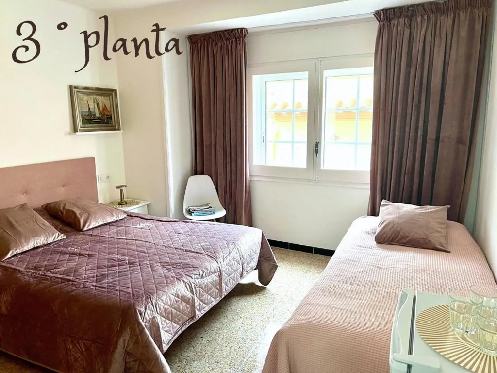 Comfort-Dreibettzimmer — Escondite central con terraza compartida en la azotea