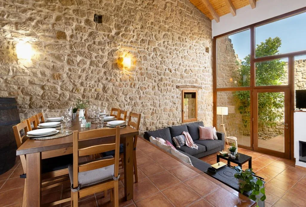 Three-Bedroom House — Espacioso pajar con chimenea y BBQ en el Matarraña