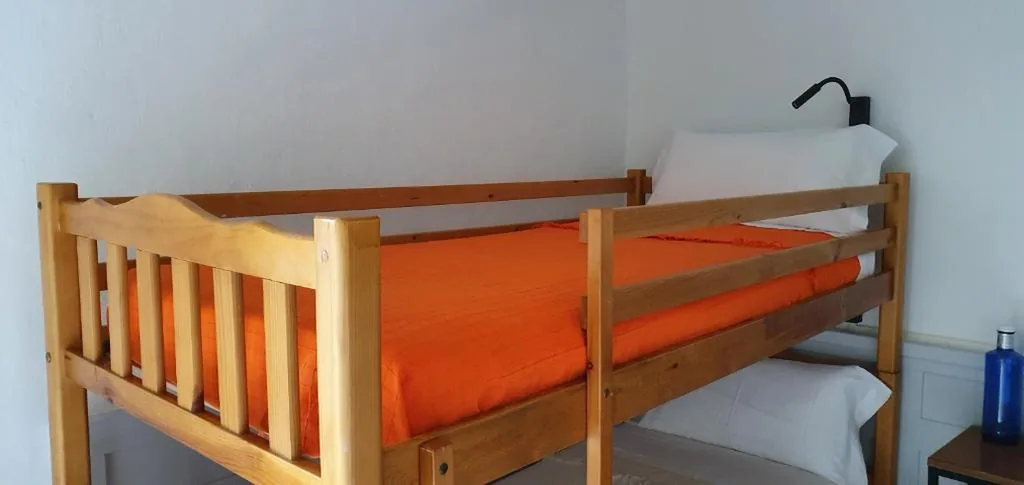 Letto a castello in dormitorio misto — espai Abadia Port Aventura Halloween