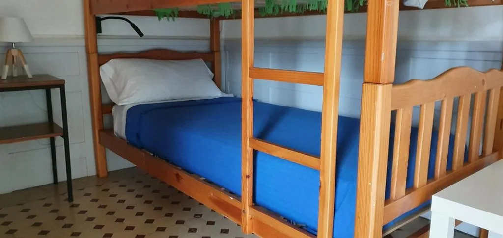 Letto a castello in dormitorio misto — espai Abadia Port Aventura Halloween