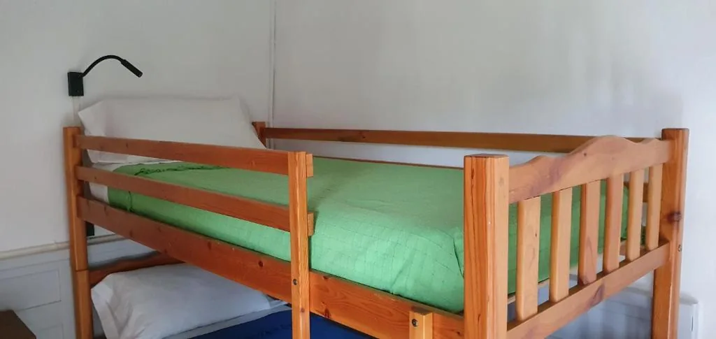 Letto a castello in dormitorio misto — espai Abadia Port Aventura Halloween