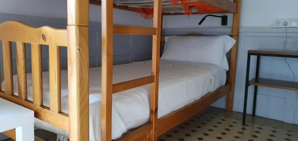 Letto a castello in dormitorio misto — espai Abadia Port Aventura Halloween