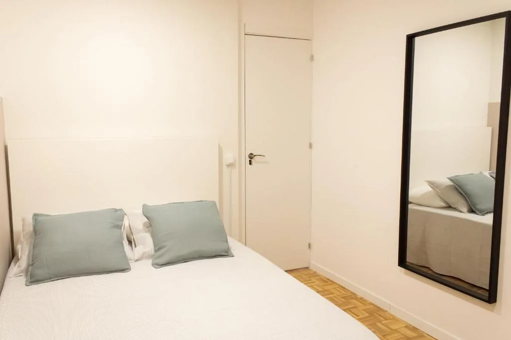 Camera doppia con bagno in comune — Espejo