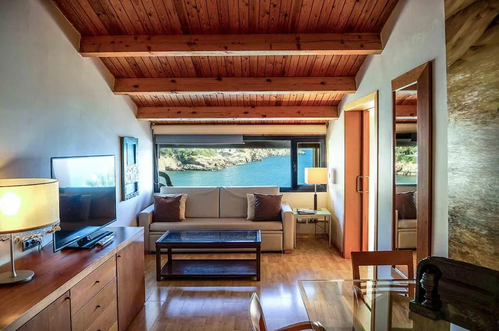Suite con bañera de hidromasaje y cama grande — Estela Barcelona