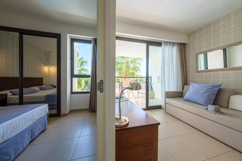 Junior Suite con vista piscina (3 adulti) — Estival Isla Cristina