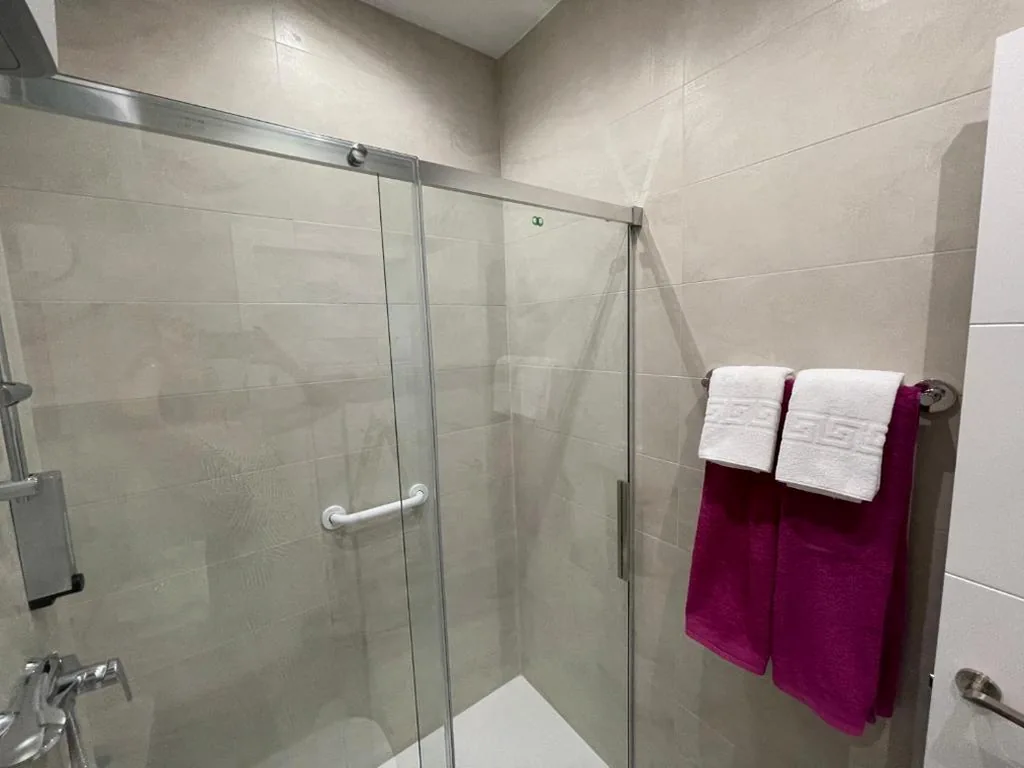 Doppelzimmer mit eigenem Bad — Estudios Nuevos Madrid Centro