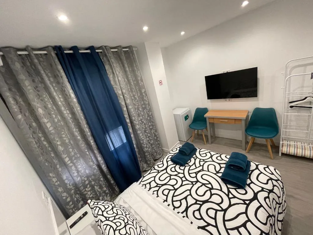 Doppelzimmer mit eigenem Bad — Estudios Nuevos Madrid Centro