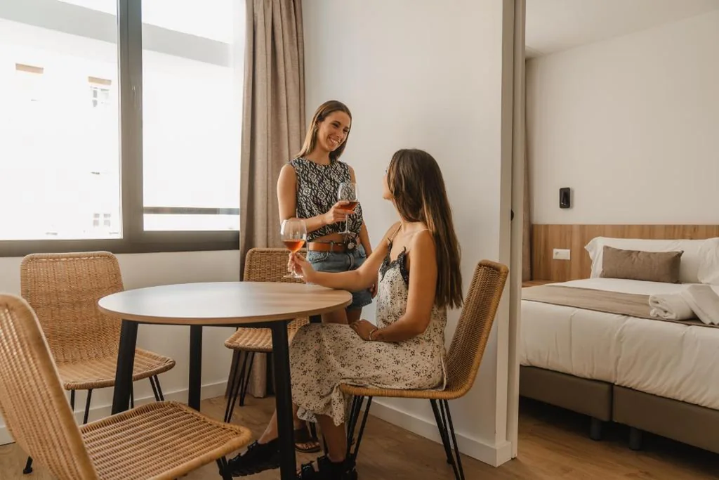 Suite met extra groot bed — esZentrico Suites & Rooftop bar