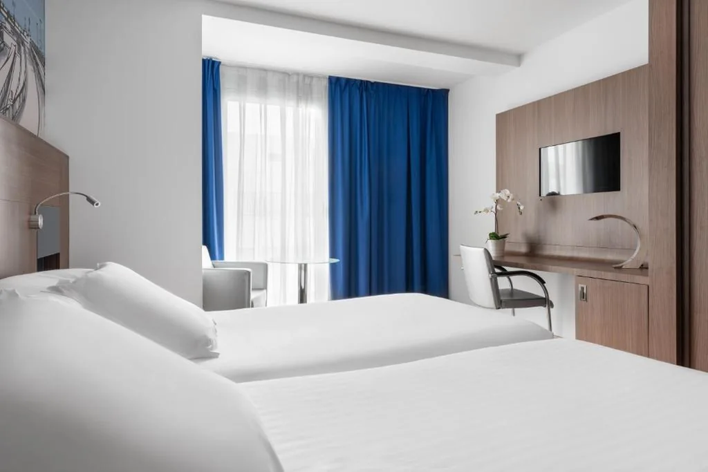 Doppelzimmer mit Zustellbett – 2 Betten — Eurostars Blue Coruña