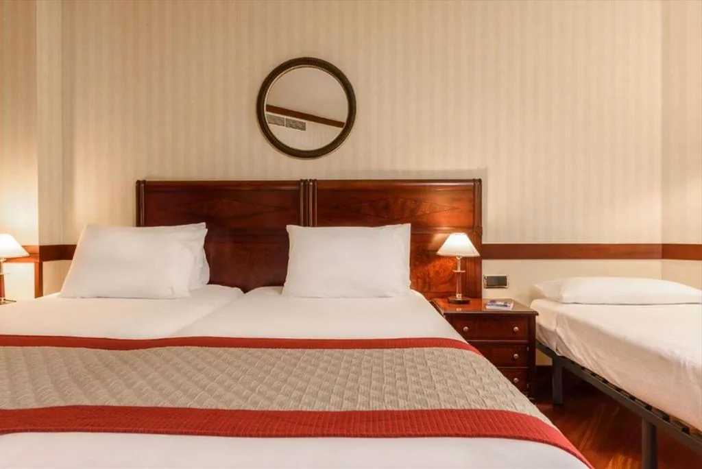 Camera doppia con letto aggiunto — Eurostars Gran Hotel Santiago