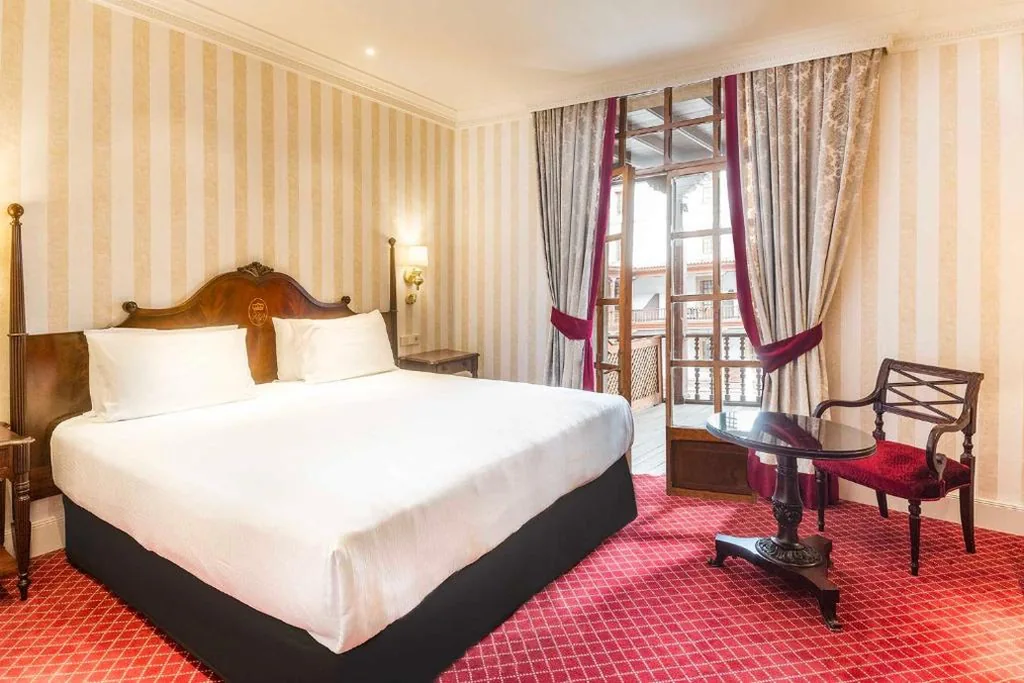 Habitación Premium con terraza y vistas al patio de la Reina — Eurostars Hotel de la Reconquista