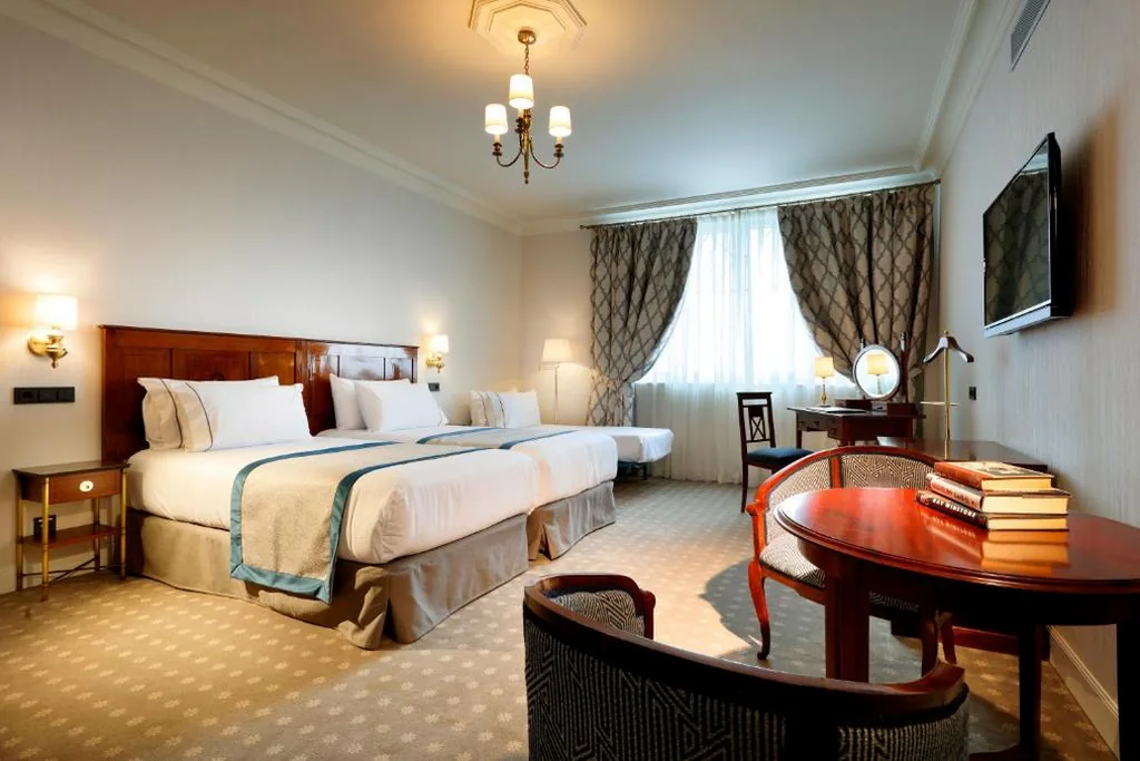 Camera Doppia Deluxe con letto aggiuntivo — Eurostars Hotel Real