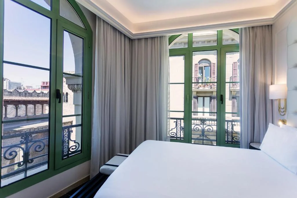 Doppelzimmer mit Blick auf die Stadtmauer — Eurostars Laietana