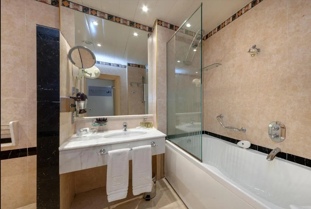 Chambre Double supérieure - 1 très grand lit ou 2 lits simples — Eurostars Madrid Foro