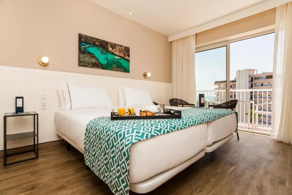 Chambre double Deluxe avec balcon et vue sur la mer — Eurostars Marivent