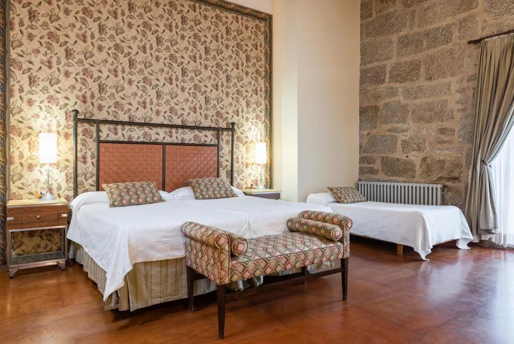 Quarto Triplo Básico — Eurostars Monumento Monasterio de San Clodio Hotel