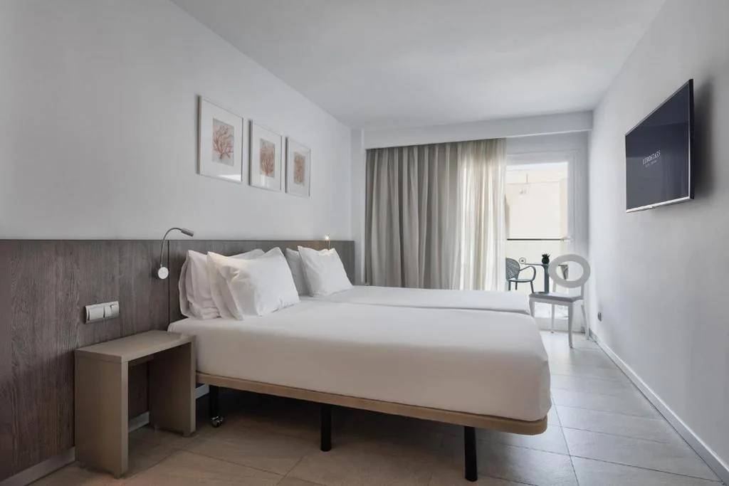 带露台的豪华双人间 — Eurostars Puerto de Ibiza