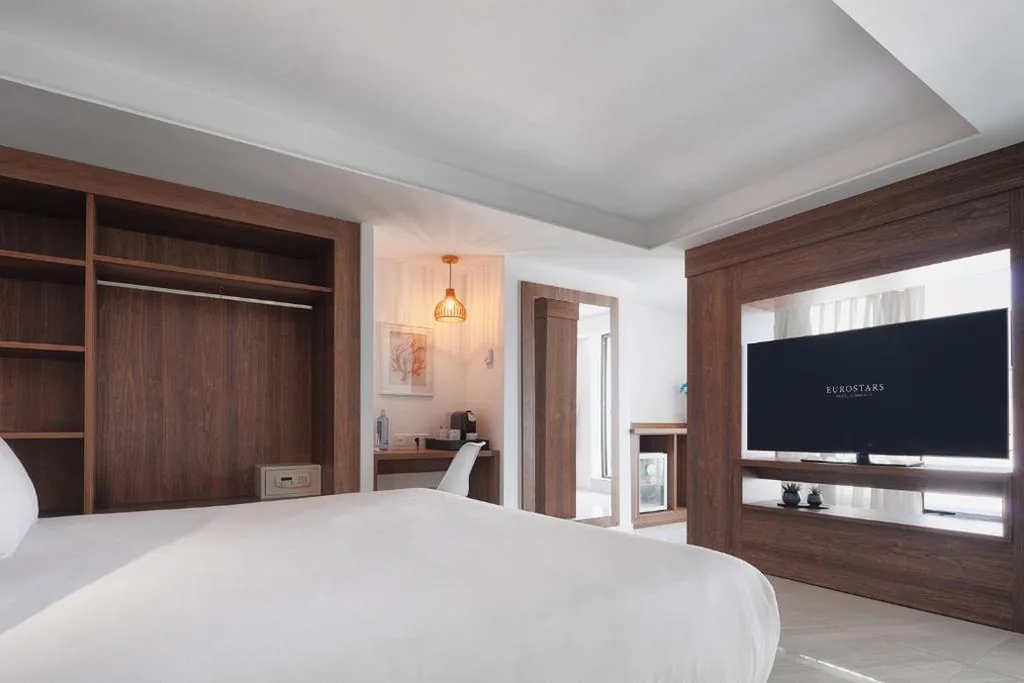 带室外按摩浴缸的Junior Suite — Eurostars Puerto de Ibiza